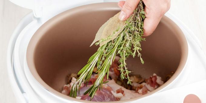 Cuánto cocinar carne de res en una olla de cocción lenta: agregue especias