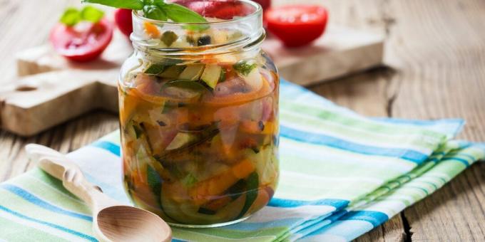 Ensalada de calabacín y pepino para el invierno.