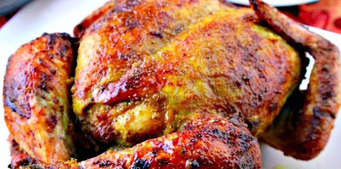 Cómo cocinar el pollo en el horno: un pollo entero en el yogur indio con una corteza rojiza