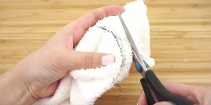 Cómo hacer un peluche con tus propias manos: coser la tela y cortar el exceso.