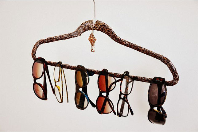Mantener las cosas en el armario: una percha para las gafas