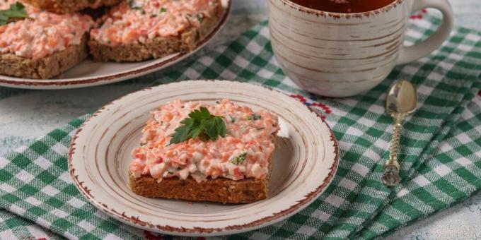 Sándwiches con palitos de cangrejo, queso y zanahorias