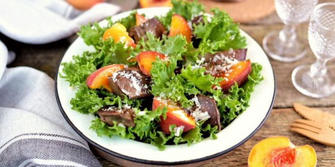 Ensalada con melocotones e hígado