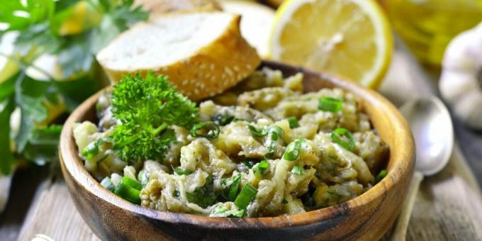 Ensalada con berenjena frita y cebolla