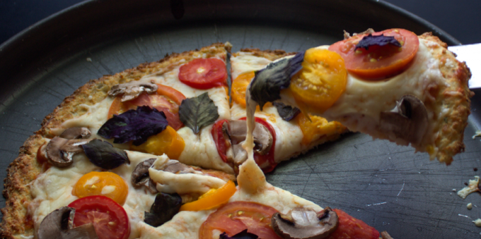 Pizza de coliflor baja en calorías con champiñones y albahaca