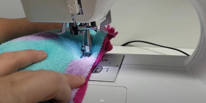 Cama para gatos de bricolaje: coser la tela a lo largo del borde