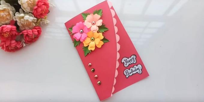 Cómo hacer una tarjeta de cumpleaños con las flores con las manos