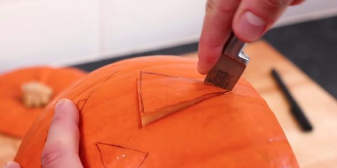 Comience a cortar una calabaza para Halloween