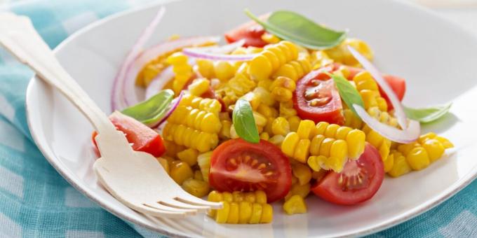 Ensalada con maíz, tomates y cebollas