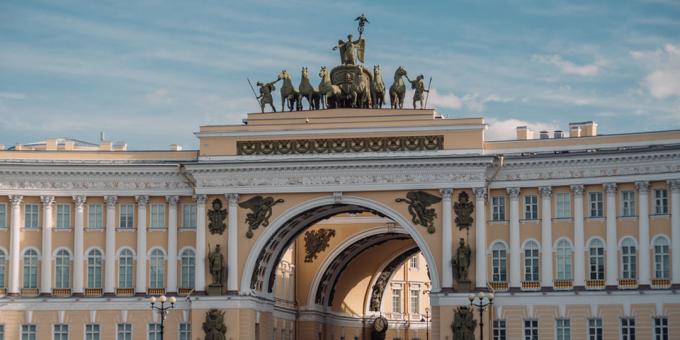 Pregunta del programa "Weak Link": qué edificio de la Plaza del Palacio de San Petersburgo está decorado con un arco con el carro de la diosa Nika
