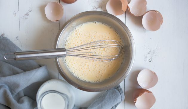 Quesadillas con Queso, Everch, Mostaza y Huevos Revueltos: Batir los huevos, la sal y la leche para los huevos revueltos