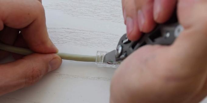Cómo engarzar un cable de par trenzado: Asegure el conector