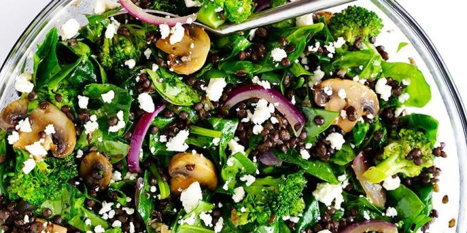 ensalada de verduras con brócoli, espinacas y lentejas