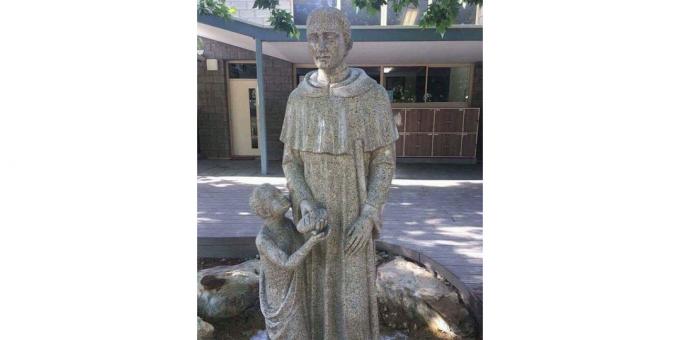 Estatua en la escuela católica