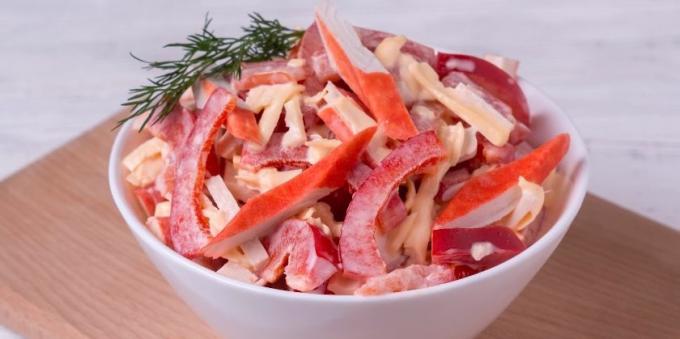 Ensalada con palitos de cangrejo, tomate, queso y pimienta