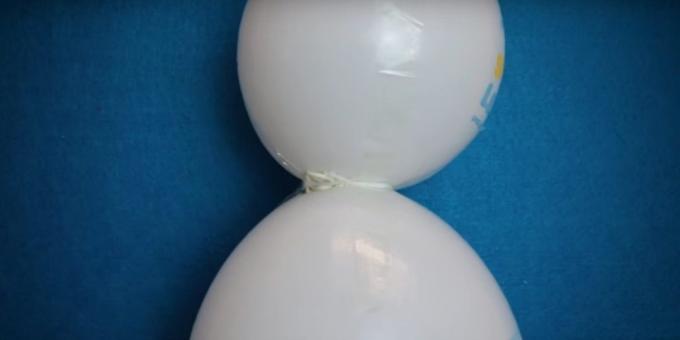 cómo hacer un muñeco de nieve: conectar los dos bola inflada