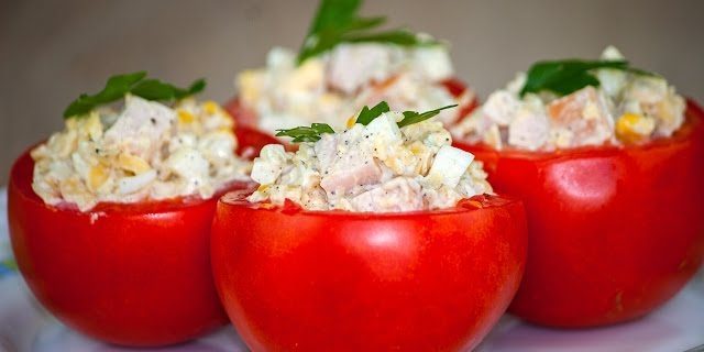 Tomates rellenos de pechuga de pollo ahumado y maíz