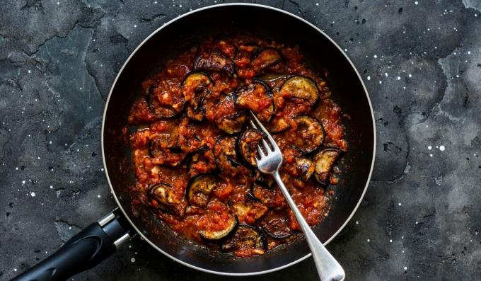 Mezhivo de berenjena con salsa de tomate