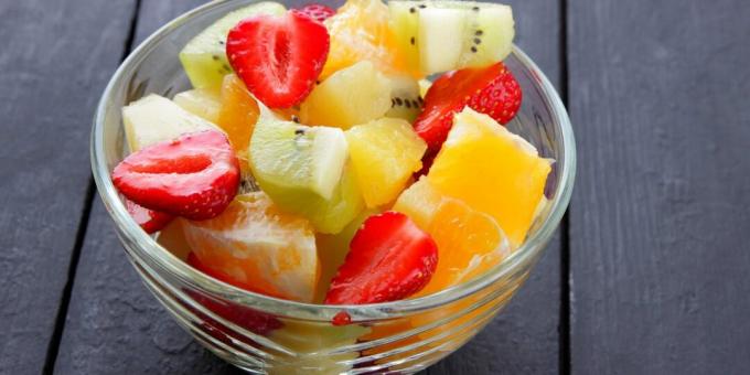 Ensalada de frutas con fresas y aderezo de lima