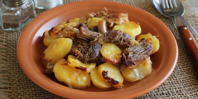 Patatas y carne, cocido en el manguito