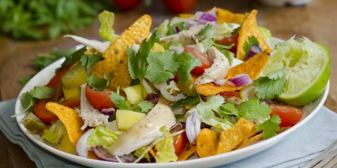 Ensalada con pollo, mango y patatas fritas