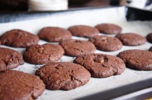 Receta: pastel de chocolate con relleno y 2 tipos de galletas de chocolate