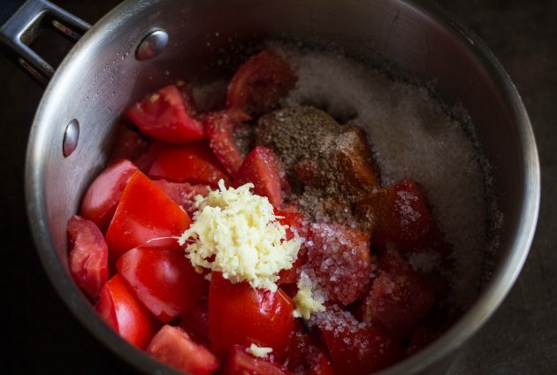 Mermelada de tomate: Coloque los ingredientes en una cacerola.
