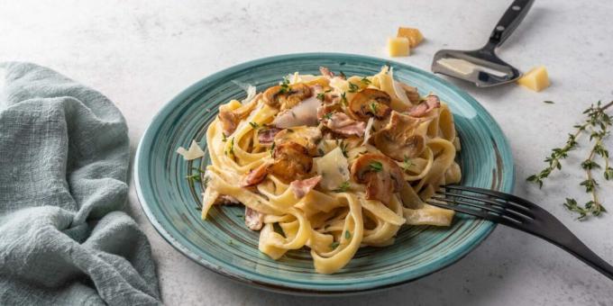 Pasta carbonara con champiñones y tocino