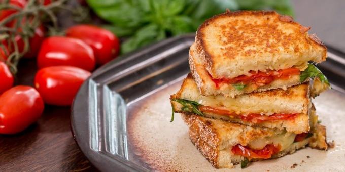 Receta de sándwich con tomates al horno, queso y albahaca