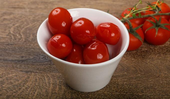 Tomates en escabeche rellenos de ajo