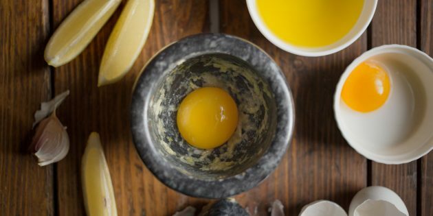 Cómo cocinar setas de ostra rebozadas con alioli: frote el ajo con las yemas y la sal