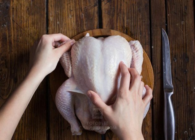 Pollo al horno con limón: gire las puntas de las alas sobre la espalda