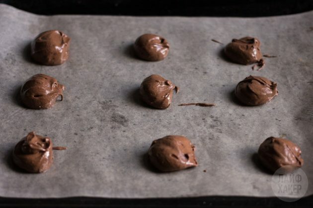 Galletas de chispas de chocolate sin harina: forre la masa sobre el pergamino