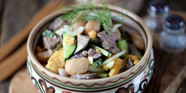 Ensalada con el hígado de pollo y frijoles enlatados