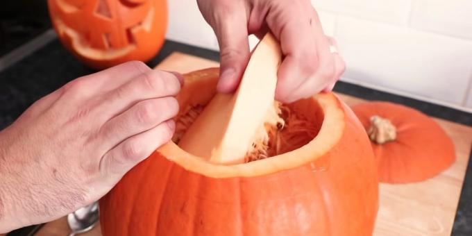 Cómo cortar una calabaza para Halloween con las manos: llevar a cabo la pulpa
