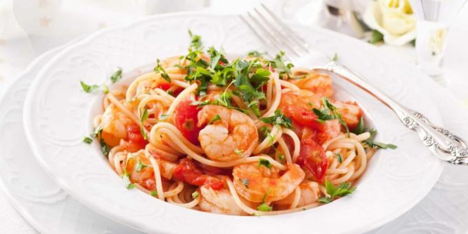 Pasta con gambas y tomates