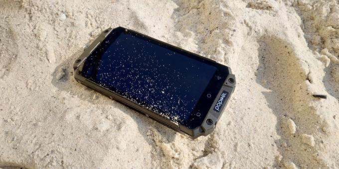 Protegida teléfono inteligente Poptel P9000 Max: En la playa