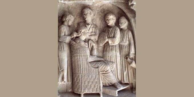 La historia de la cosmética: una mujer romana utiliza sirvientes para dirigir su baño matutino.