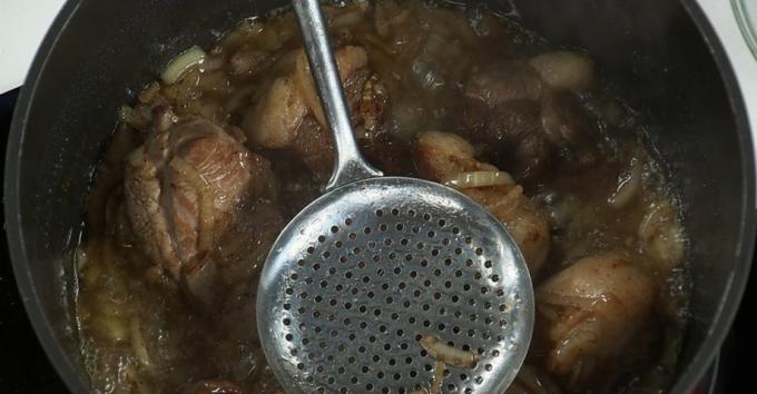 Cómo cocinar pilaf: carne asada y cebolla