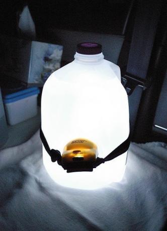 Lámpara de una linterna y una botella de plástico