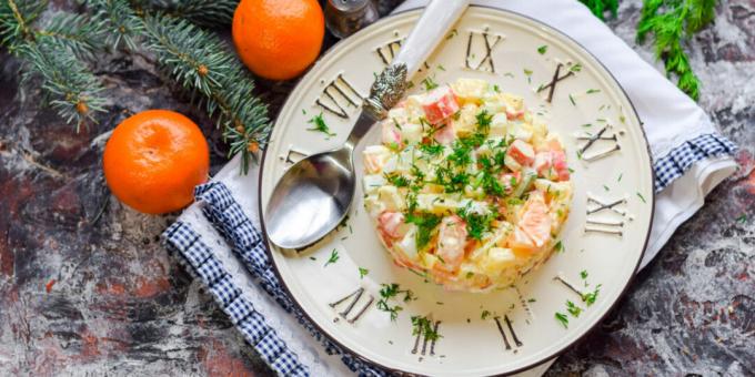 Ensalada con palitos de cangrejo y mandarinas