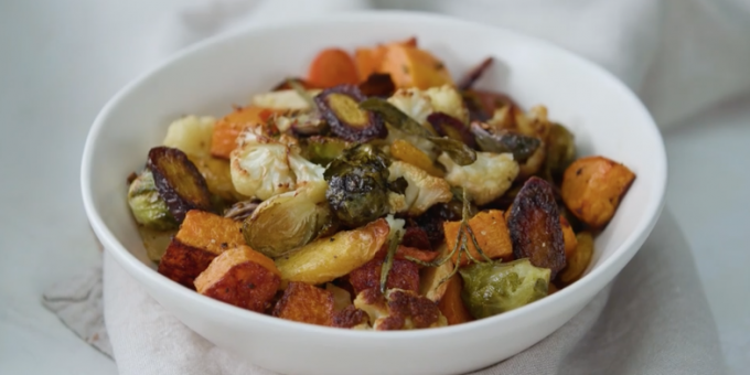 Verduras en el horno con hierbas frescas