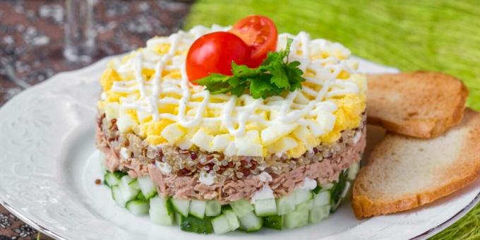 Ensalada con atún, pepinos y quinoa