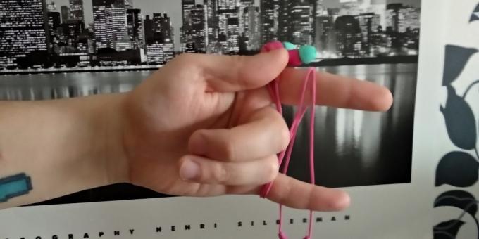 Envolver el alambre alrededor del dedo meñique