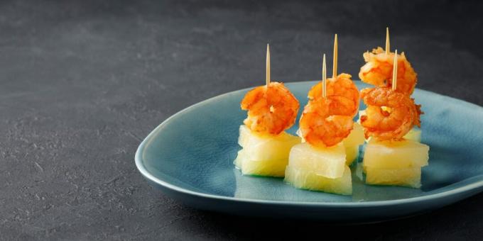 Canapés con camarones y piña