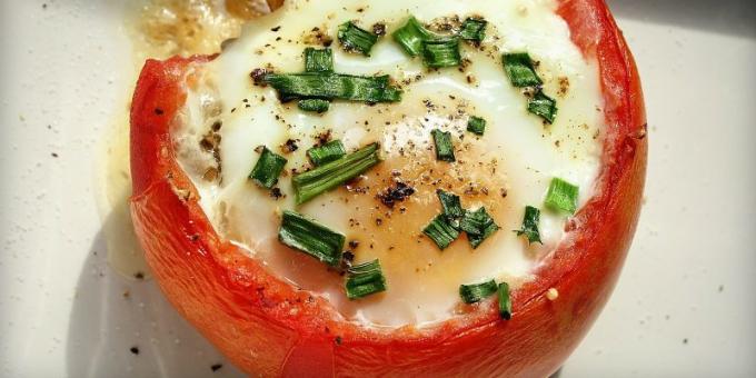 Tomates rellenos cocidos al horno con huevos