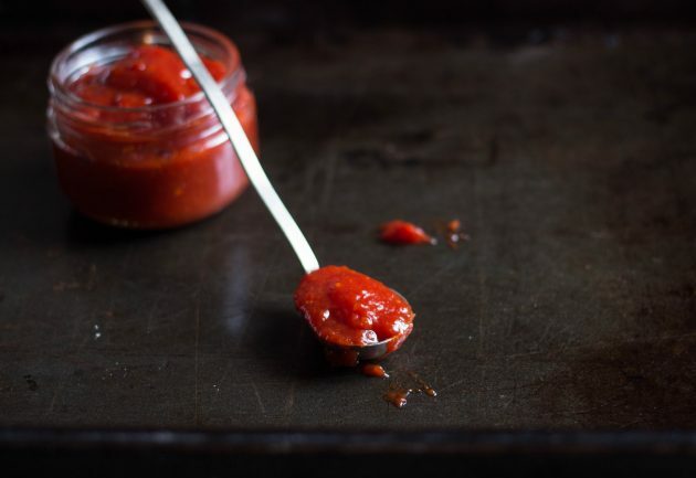 Enviar mermelada de tomate para su almacenamiento