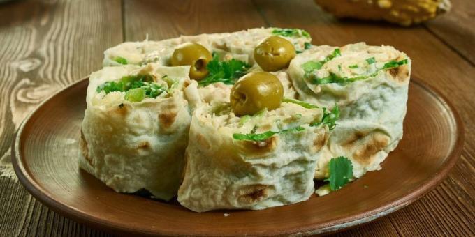 Rollo de lavash con hígado de bacalao