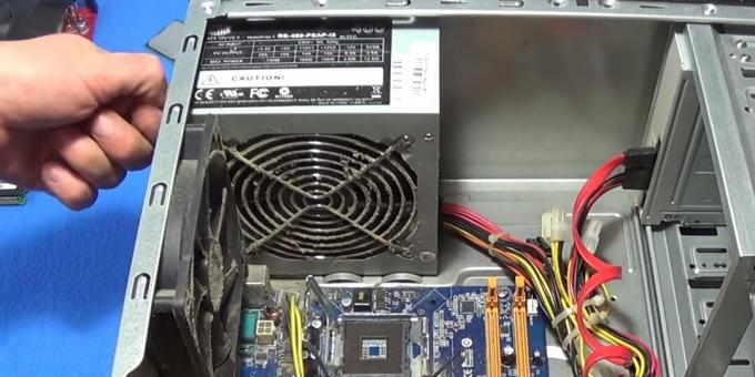 Cómo limpiar su computadora del polvo: vaya al ventilador de la fuente de alimentación