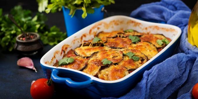 Cazuela de berenjenas con pollo y salsa de tomate